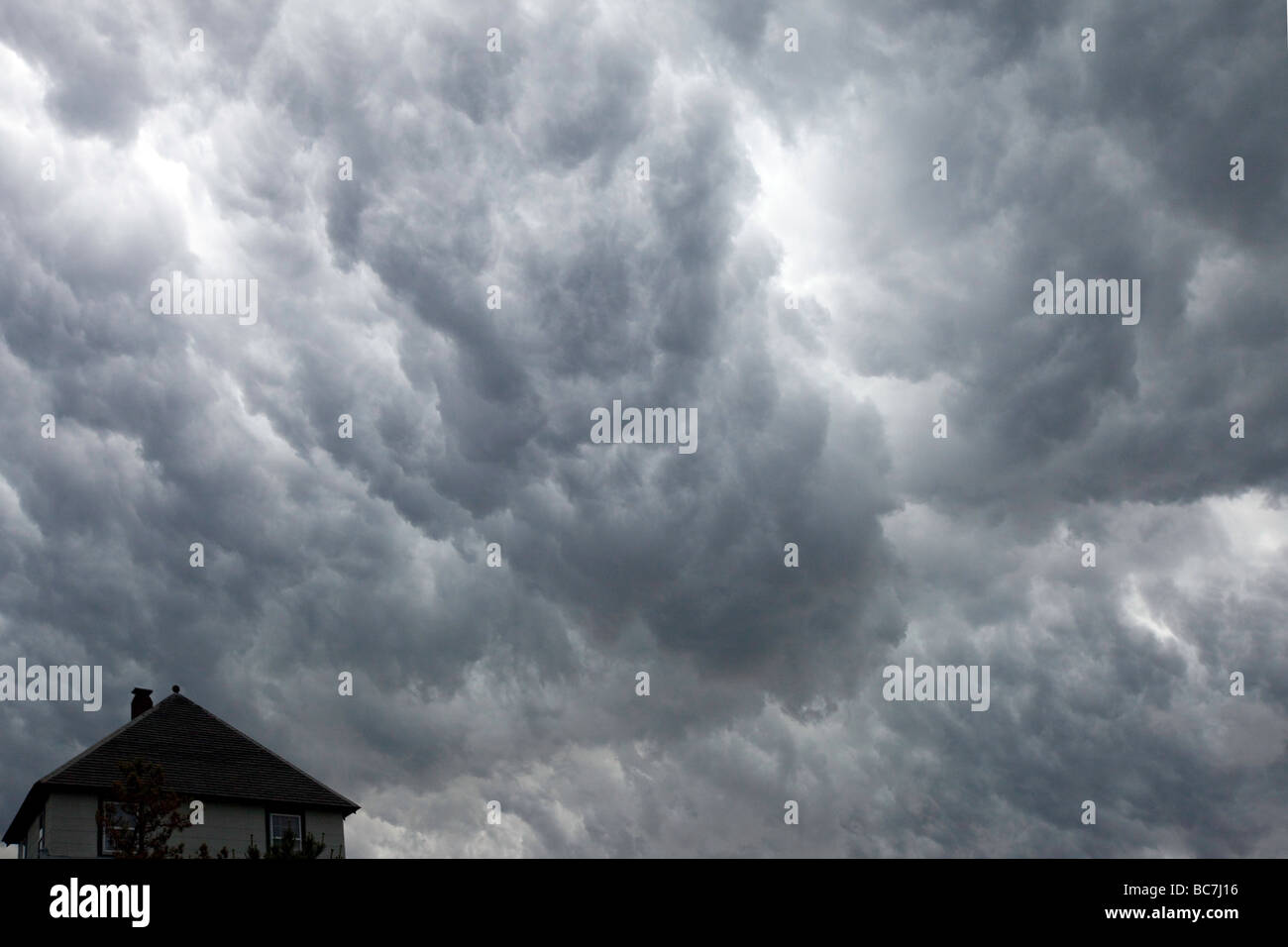 Drammatica aria di tempesta in corrispondenza del bordo di attacco di un fronte meteo Foto Stock