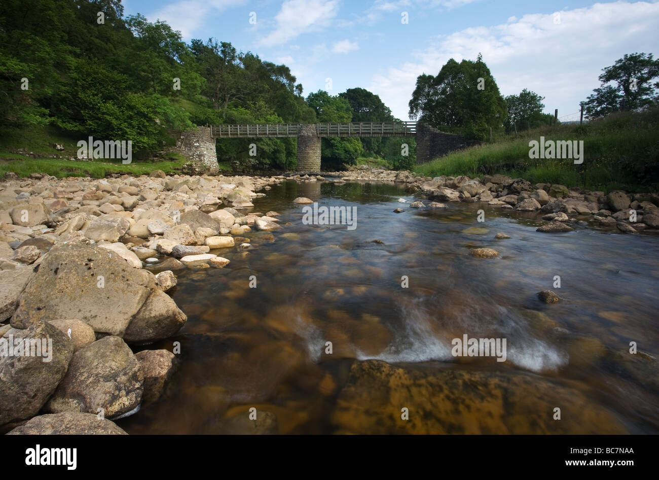 Il fiume Swale a ponte in prossimità di Muker, Swaledale, Yorkshire Dales. Foto Stock