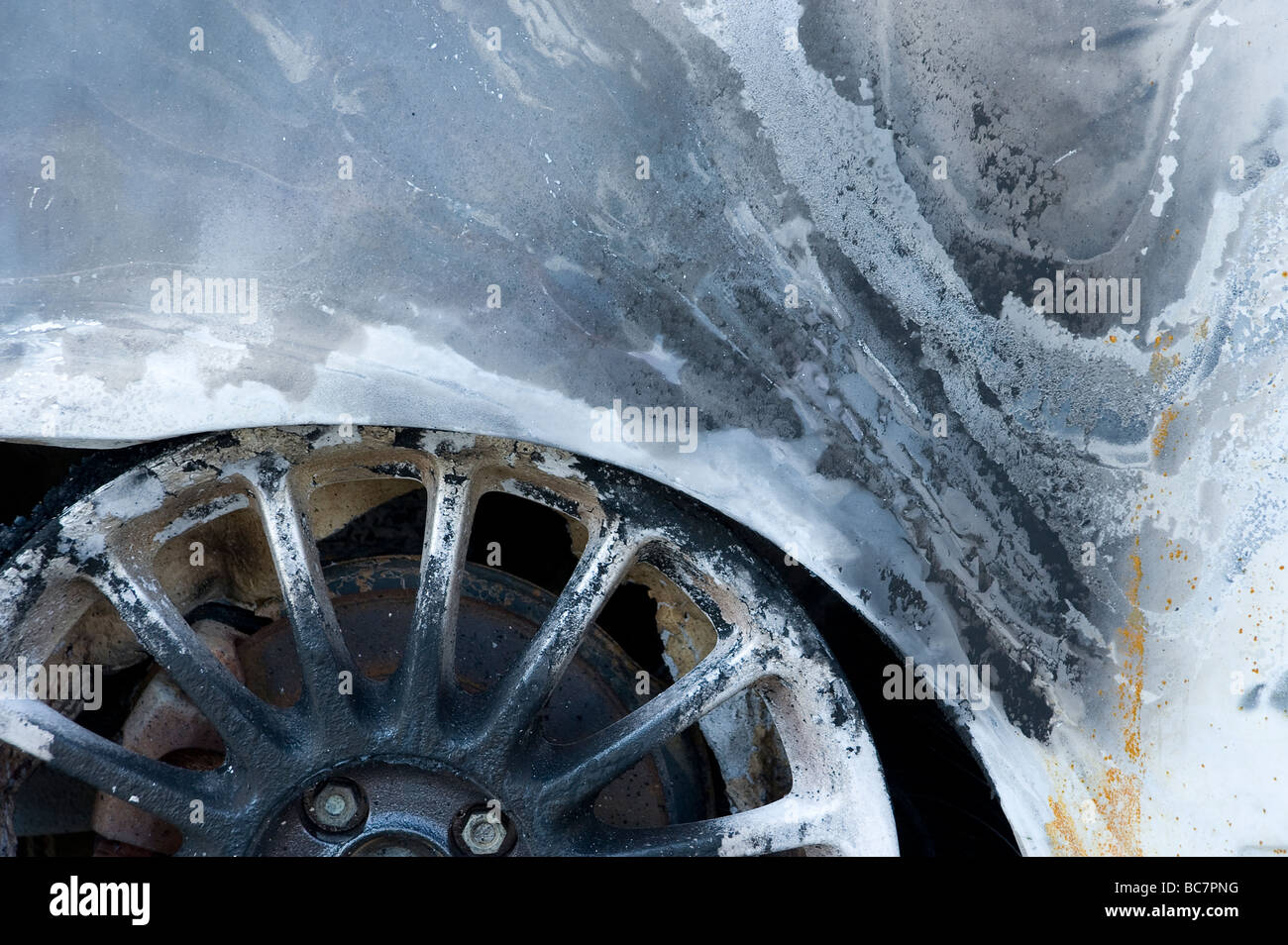 Ruggine sulla carrozzeria del rubato e bruciato auto Foto Stock