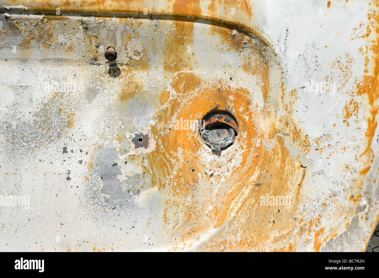 Ruggine sulla carrozzeria del rubato e bruciato auto Foto Stock