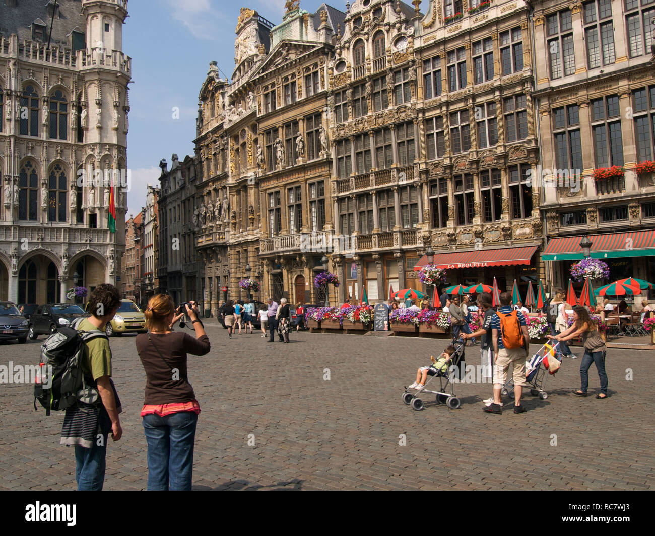 I turisti sulle imponenti del xvii secolo Grote Markt piazza principale in Belgio Brusssels Foto Stock