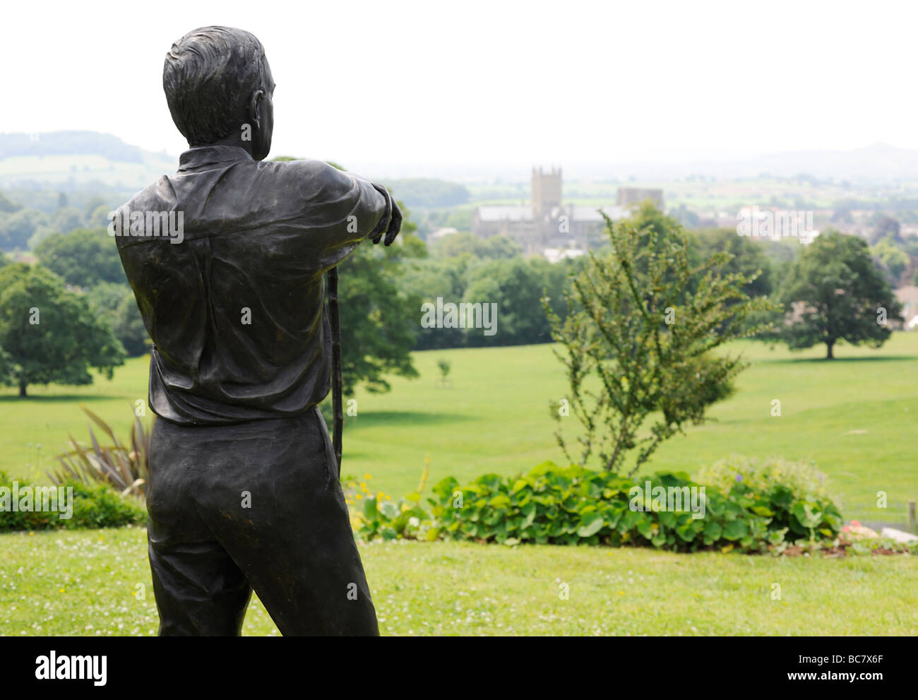 Statua di un uomo in un paesaggistico giardino inglese in Stoberry Park, Somerset, Regno Unito Foto Stock