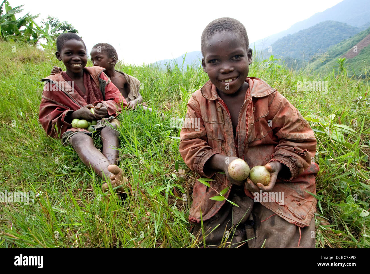 Bambini locali che vivono vicino al Nkuringo Uganda Wildlife authority ferroviaria. Foto Stock