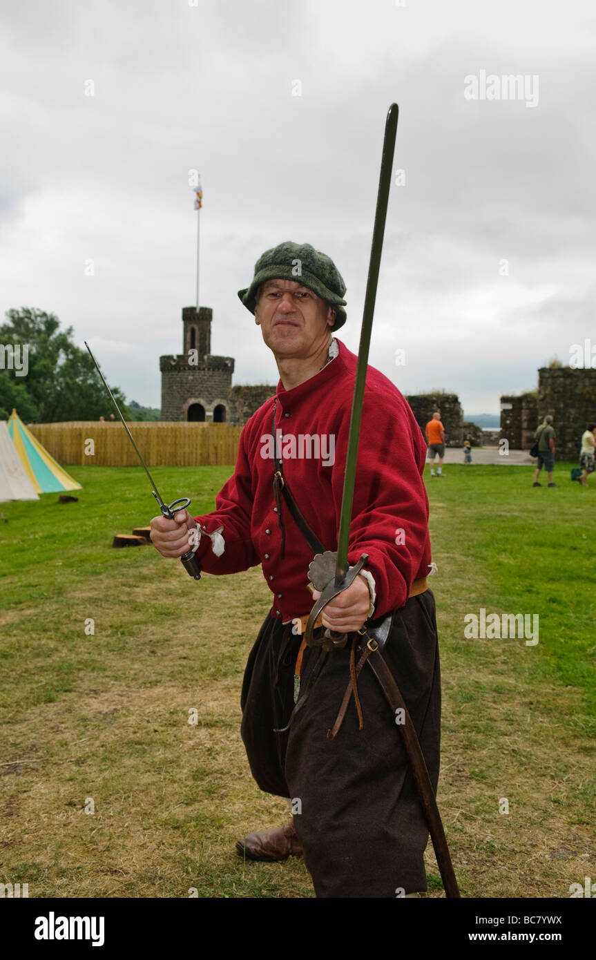 Attore vestito come un piede medievale soldato può contenere fino una spada e pugnale pronto per combattere Foto Stock