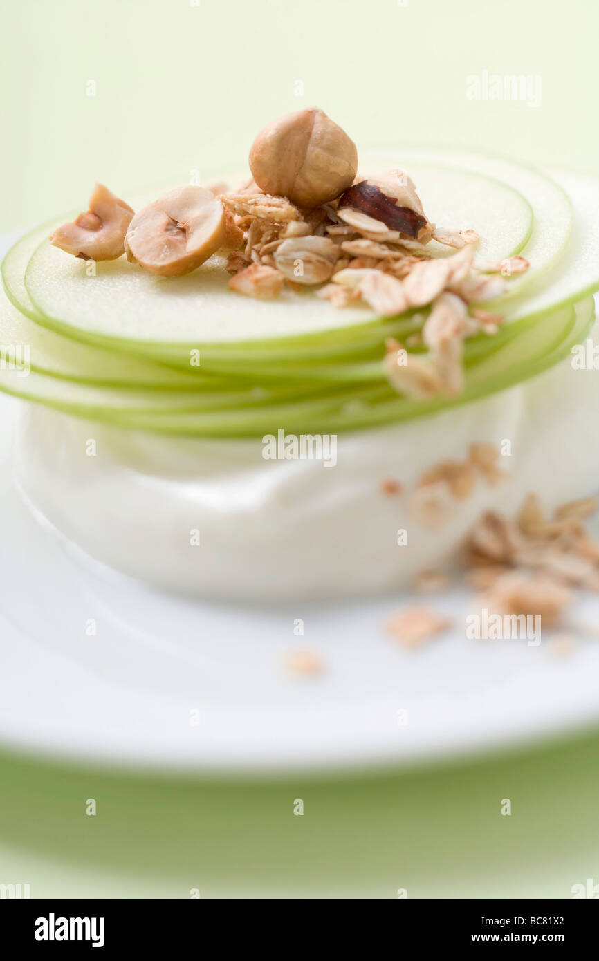 Yogurt con fette di mela, fiocchi d'avena e nocciole - Foto Stock