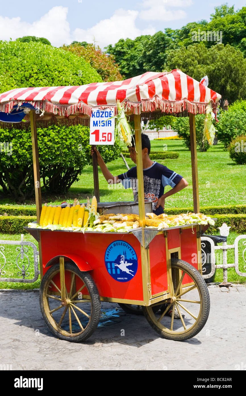 La Turchia , Istanbul , Sultanahmet Square o Meydani , delizioso lesso o arrosto sulla pannocchia di mais o granturco fornitore tradizionale carrello Foto Stock