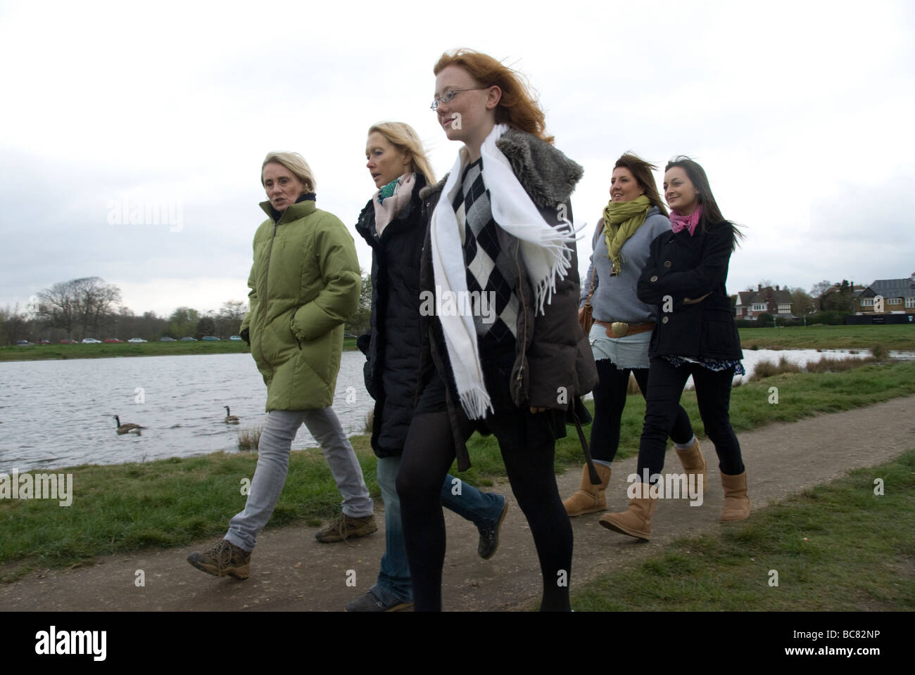 Gruppo di donne di età diverse passeggiate in inverno su un comune Foto Stock