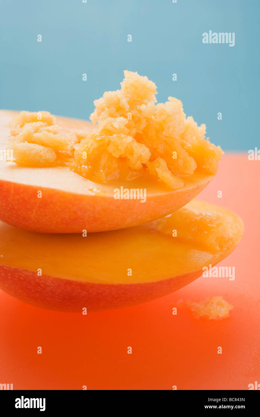 Due metà di mango con gelato al mango - Foto Stock