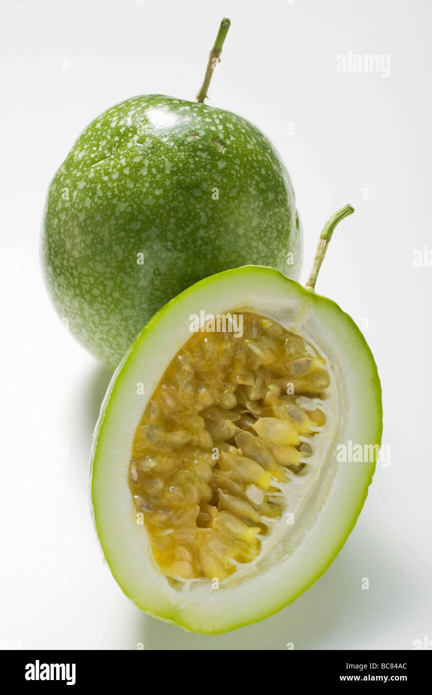 Passione verde frutti interi e mezza - Foto Stock