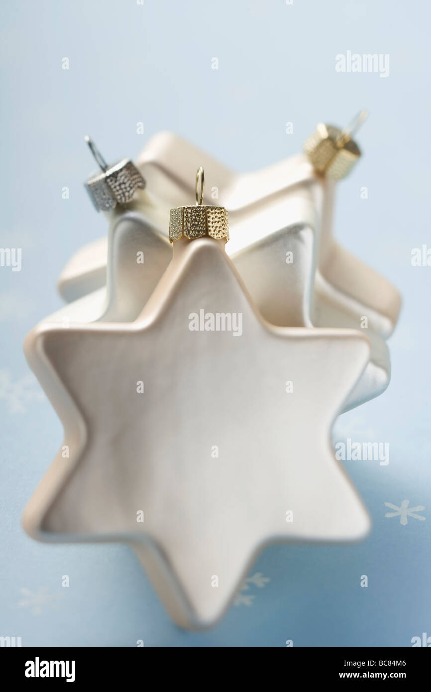 Stelle bianche da appendere su albero di natale - Foto Stock