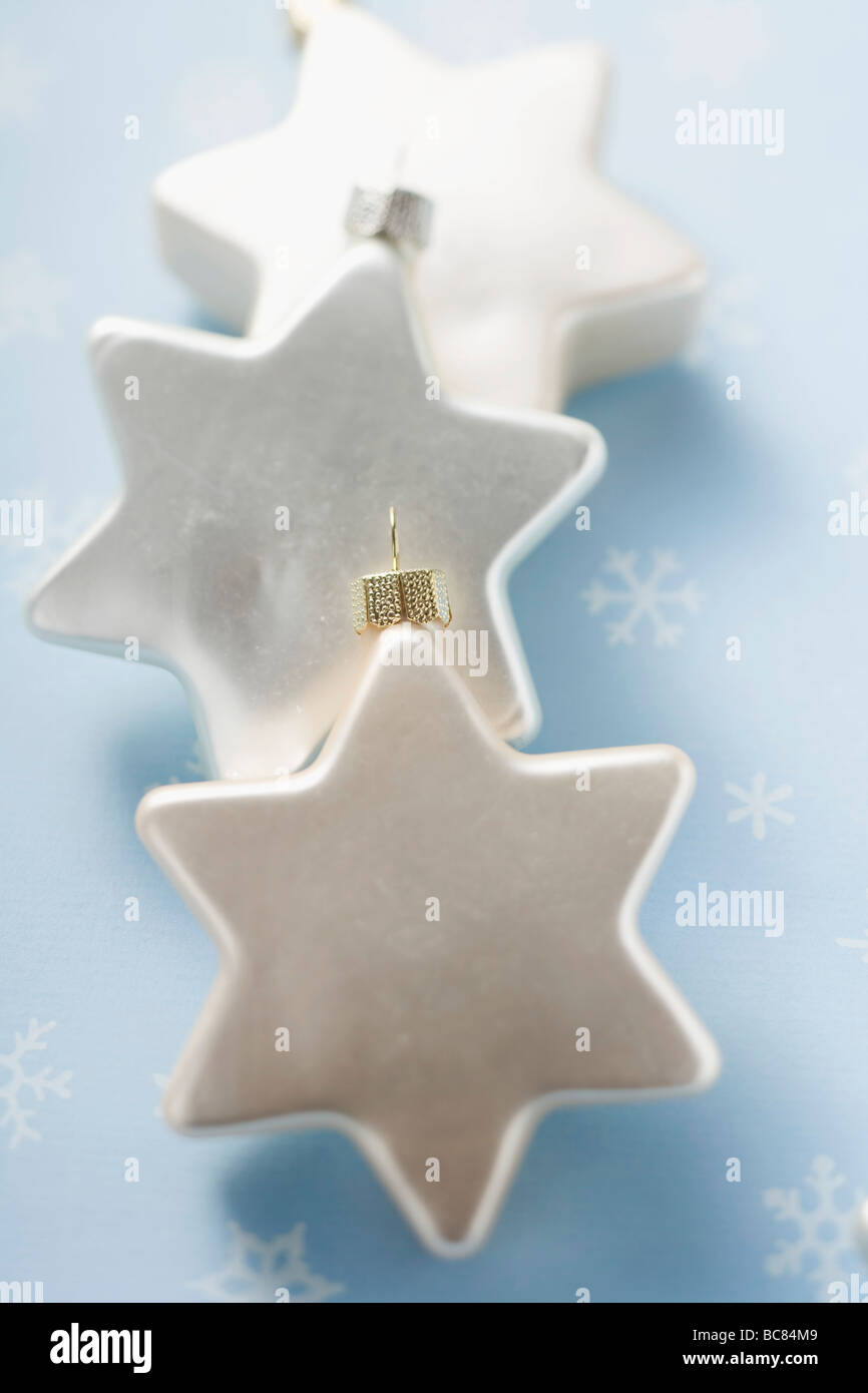 Stelle bianche da appendere su albero di natale - Foto Stock