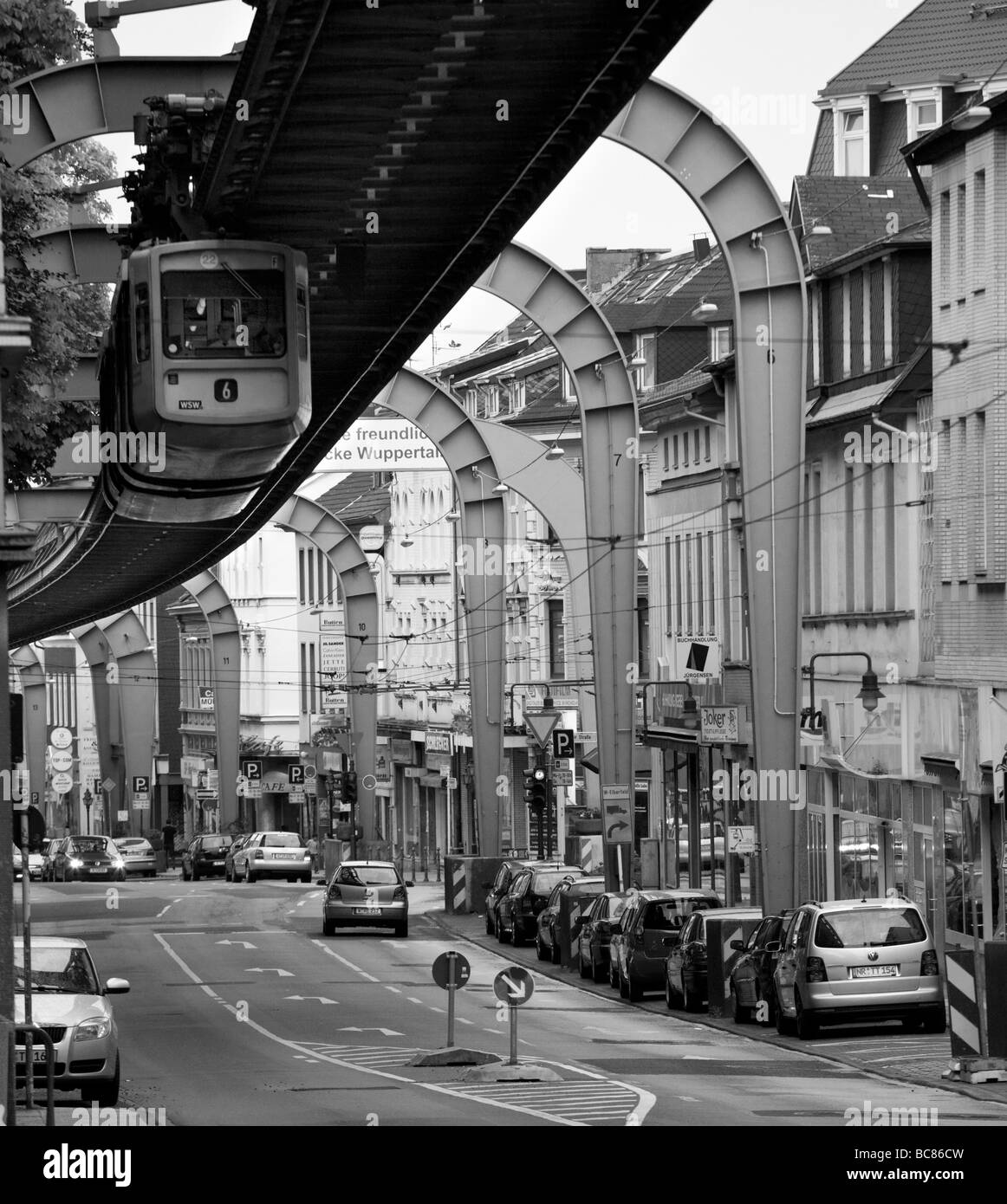 La Schwebebahn lungo Vohwinkeler Street a Wuppertal la monorotaia più antica del mondo Foto Stock