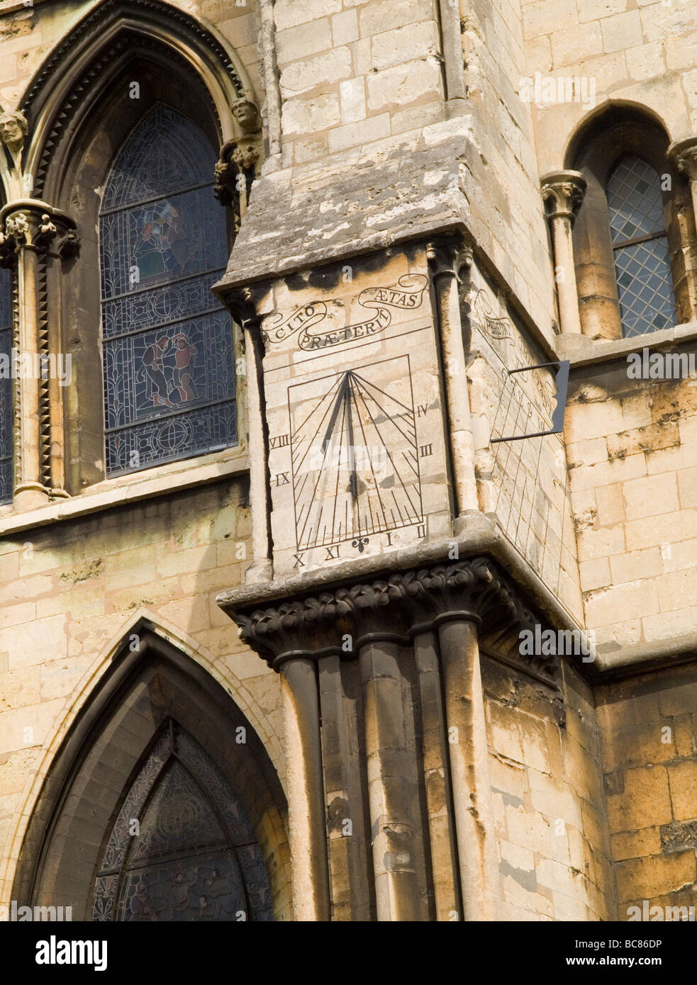 Un orologio solare sulla parte esterna della parete sud della Cattedrale di Lincoln, Lincolnshire England Regno Unito Foto Stock