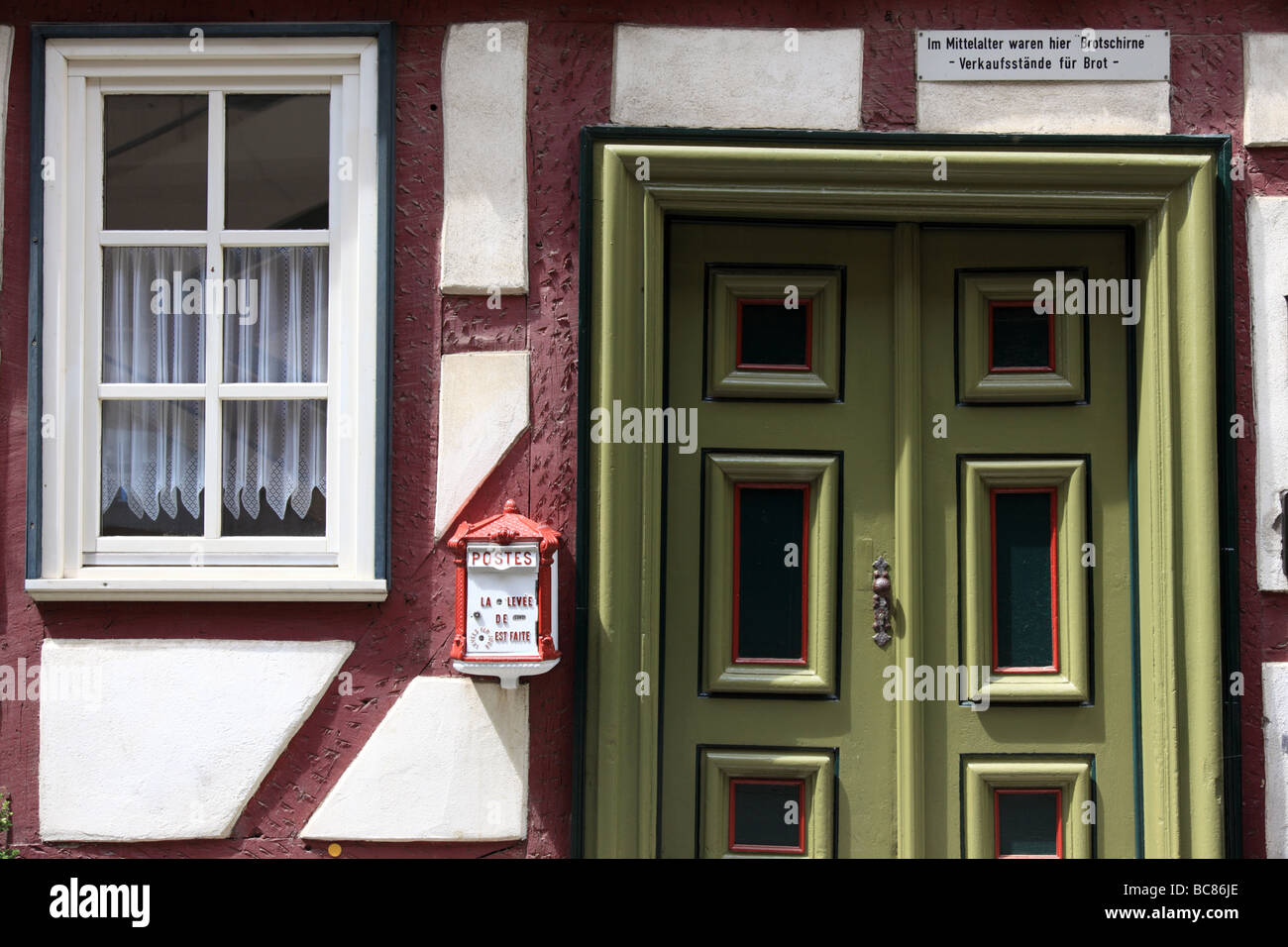 Metà storica casa con travi di legno in Wetzlar che usato per essere un negozio che vende il pane nel medioevo Germania Foto Stock