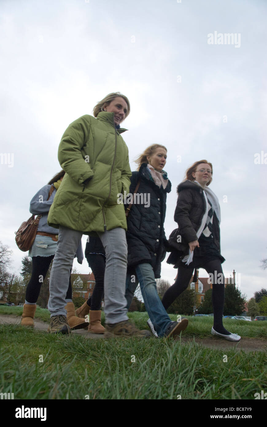 Gruppo di donne di età diverse passeggiate in inverno su un comune Foto Stock