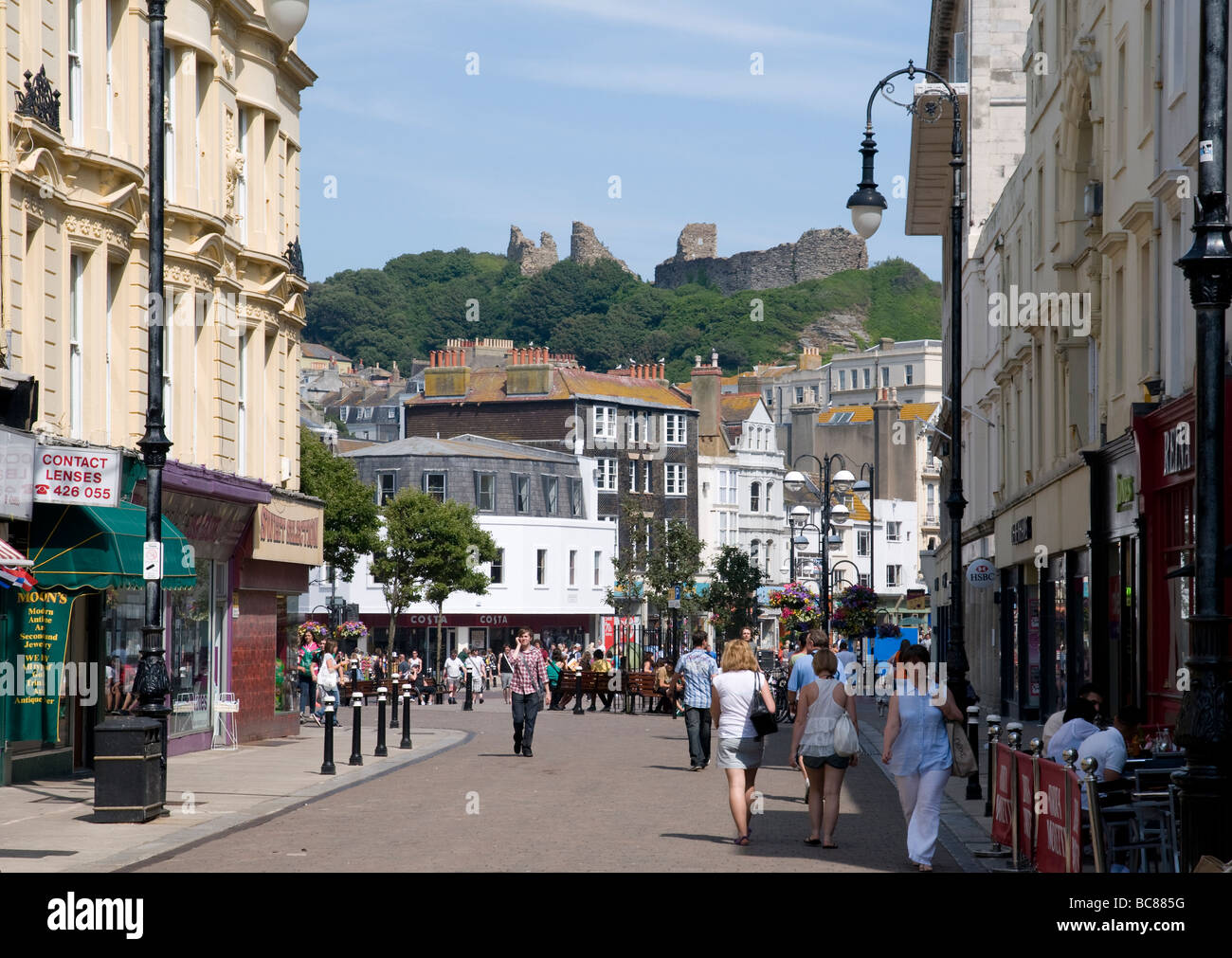 Hastings Town Center, guardando verso il castello normanno. Foto Stock