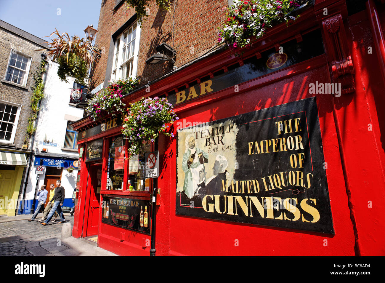 Segno di Guinness su pub Temple Bar a Dublino Repubblica di Irlanda Foto Stock