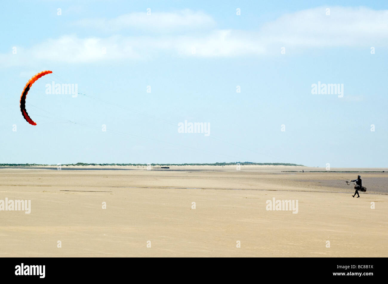 Il kite surf sulla spiaggia di Norfolk Foto Stock