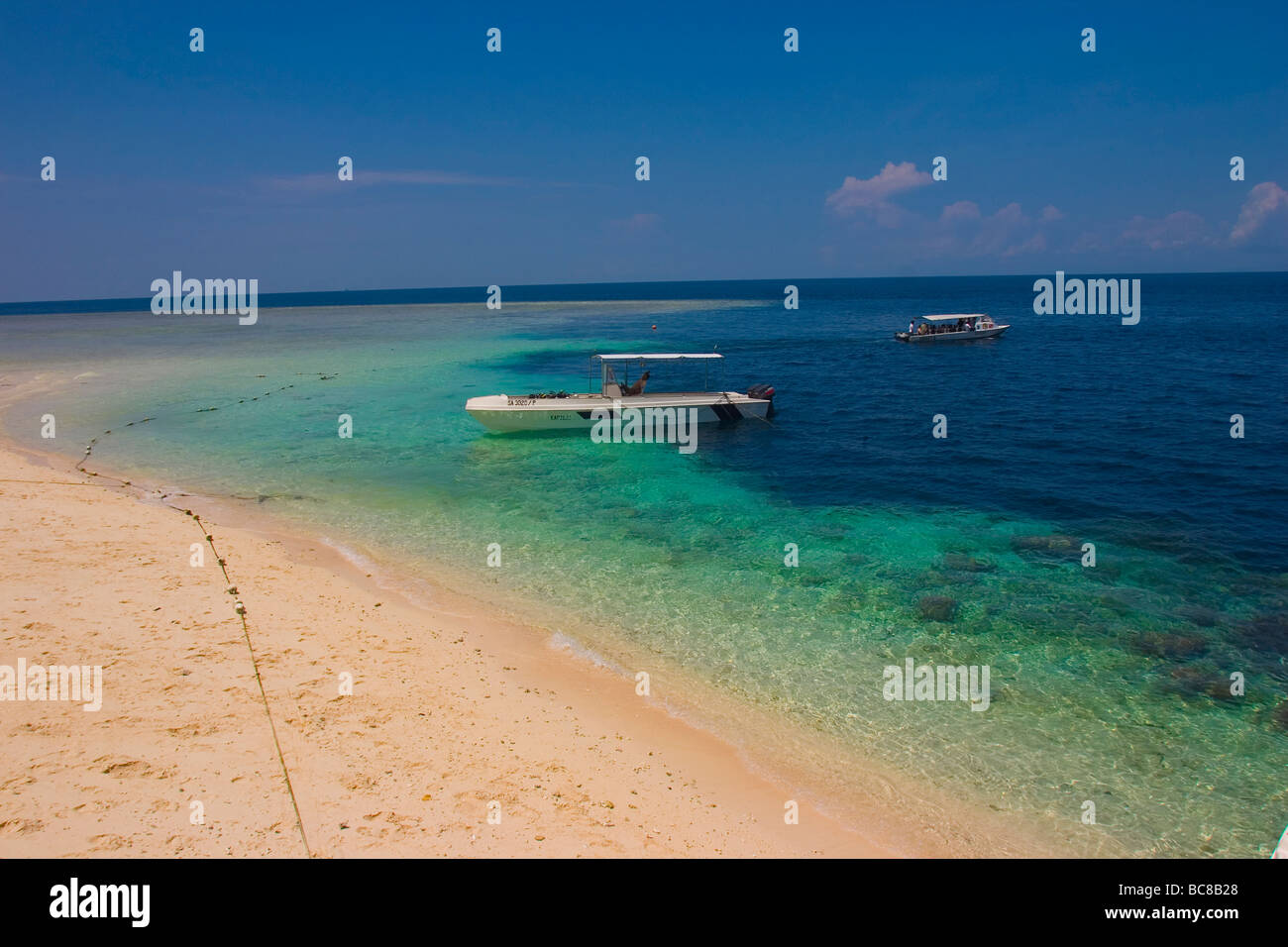 Diveboat sulla spiaggia a Pulau Sipadan. Foto Stock