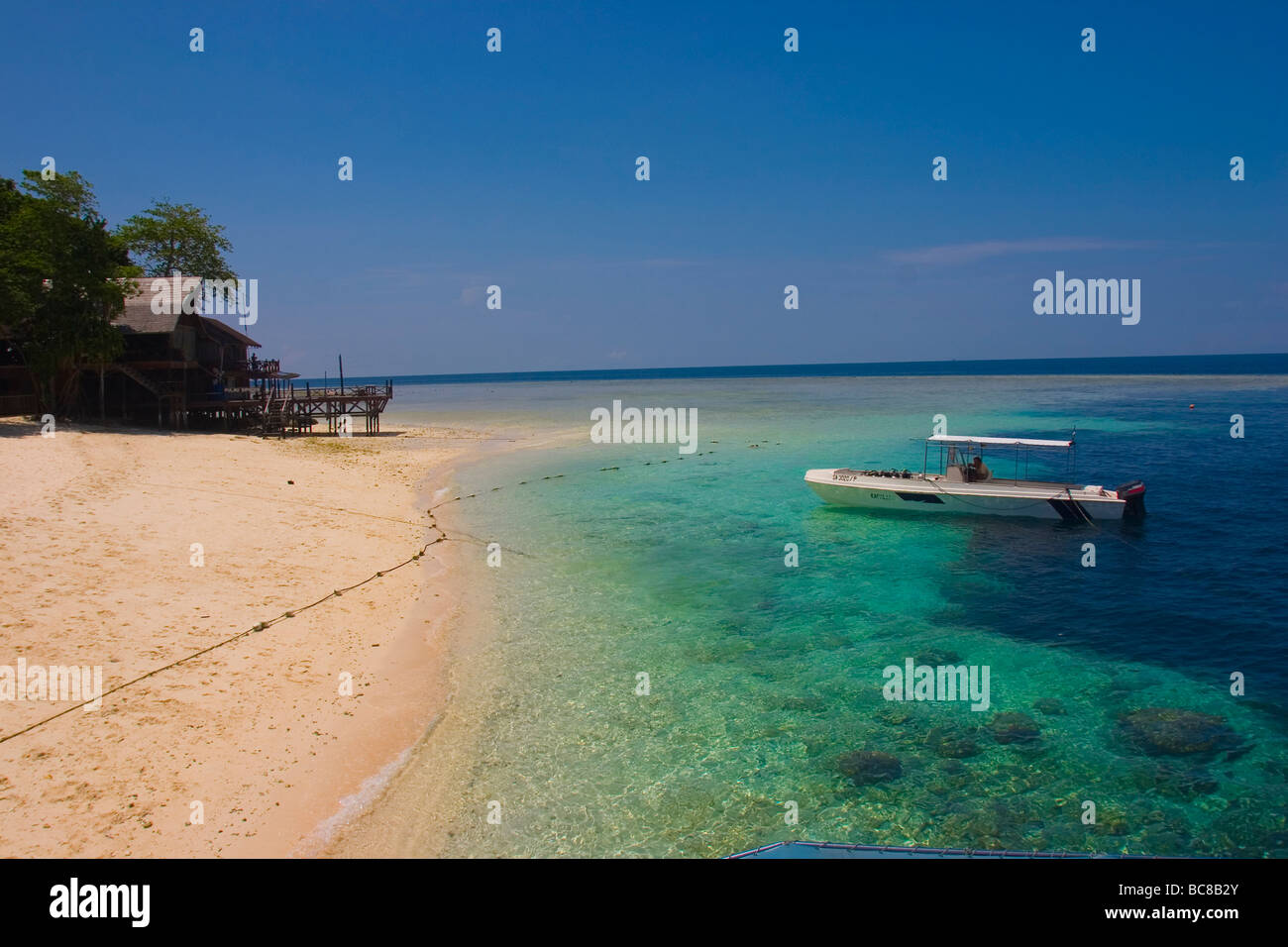 Diveboat sulla spiaggia a Pulau Sipadan. Foto Stock