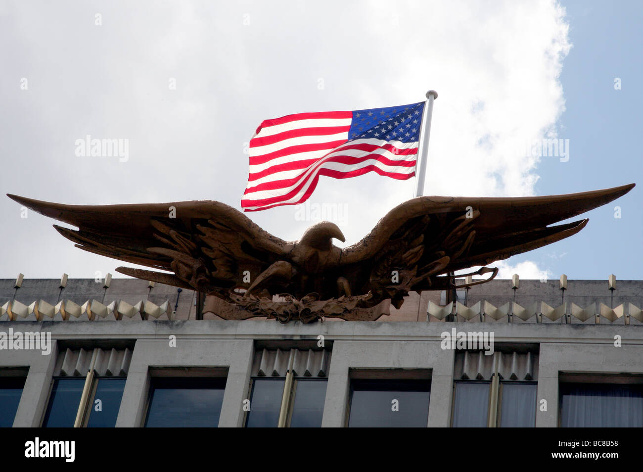 Bandiera americana eagle su U S Embassy, Londra Foto Stock