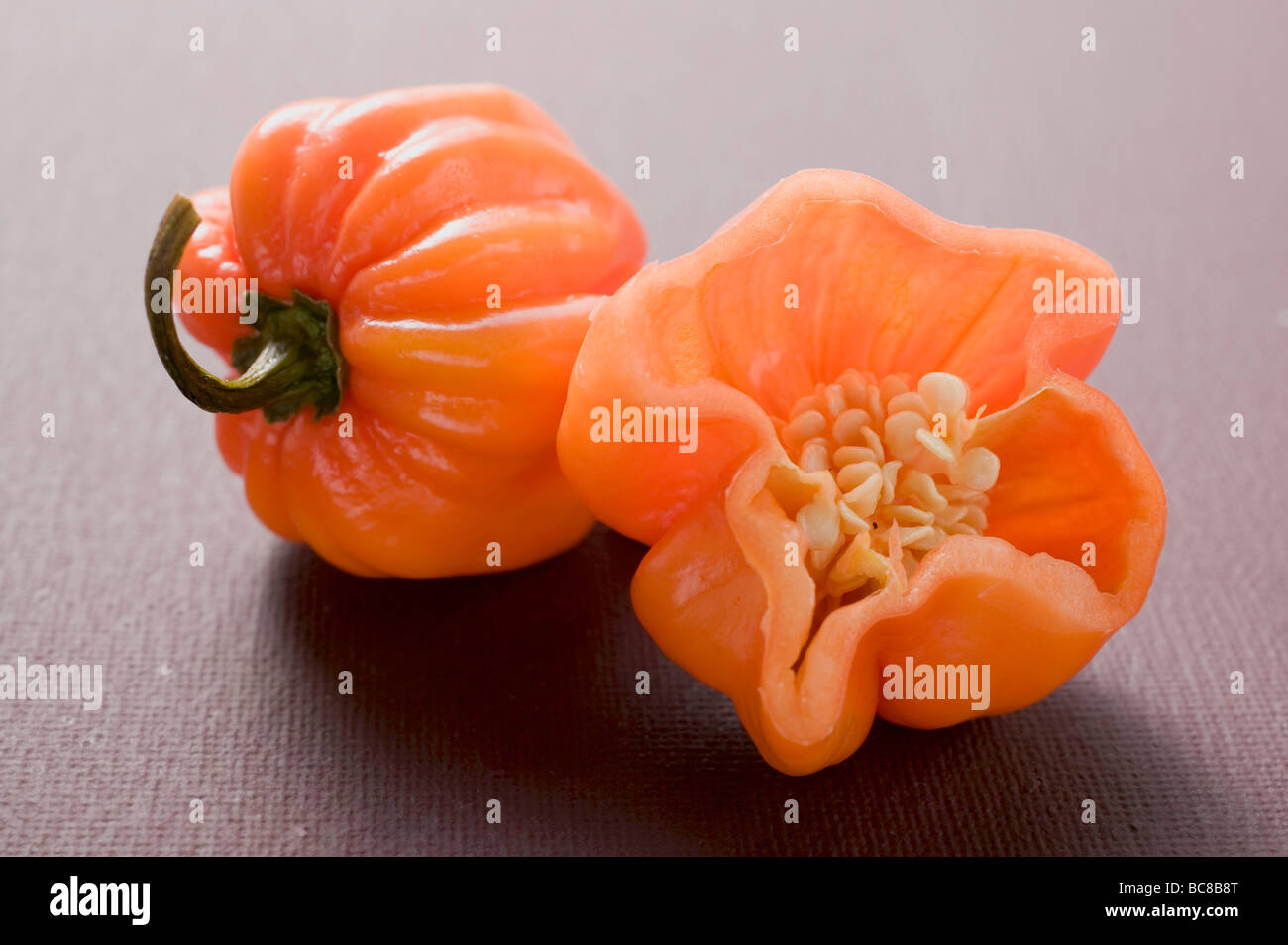 Orange peperoncino habanero, intero e una metà - Foto Stock