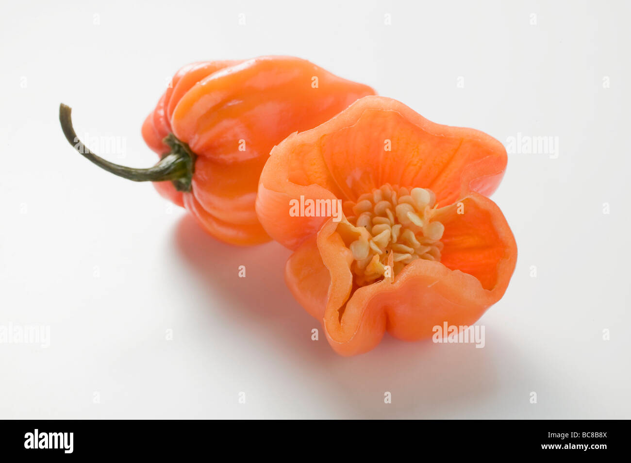 Orange peperoncino habanero, intero e una metà - Foto Stock