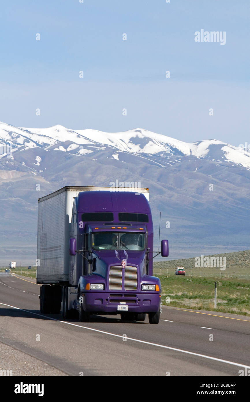 Long Haul carrello viaggia sulla Interstate 84 vicino all'Idaho Utah confine di stato USA Foto Stock