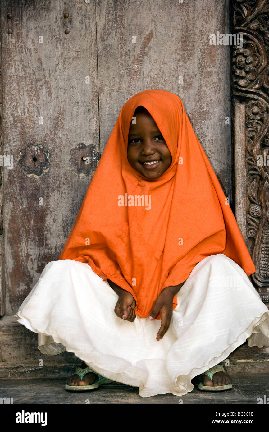 Un giovane bambino nella città di Lamu - isola di Lamu, Kenya Foto Stock