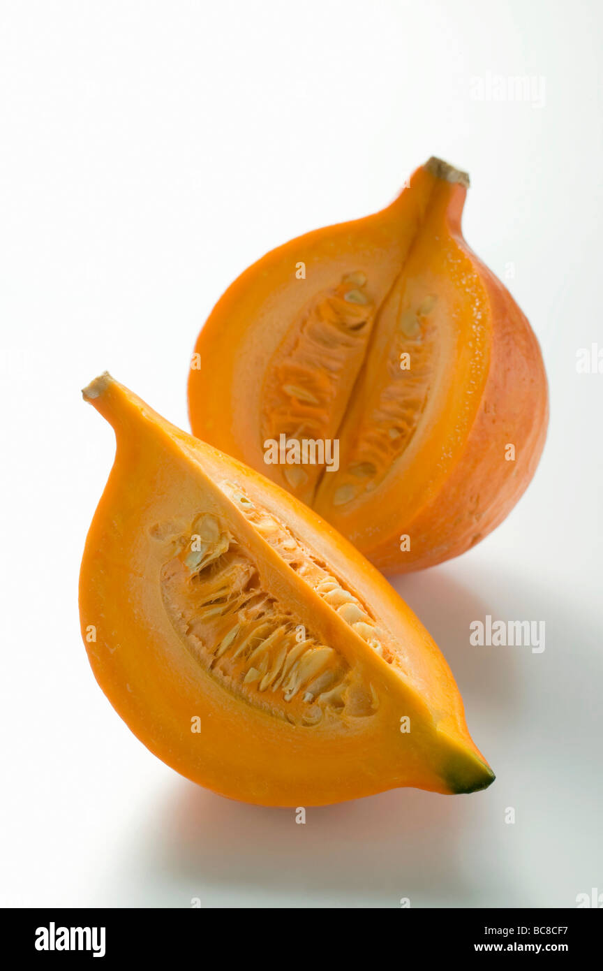 Arancione (zucca Hokkaido), tagliato in due pezzi - Foto Stock