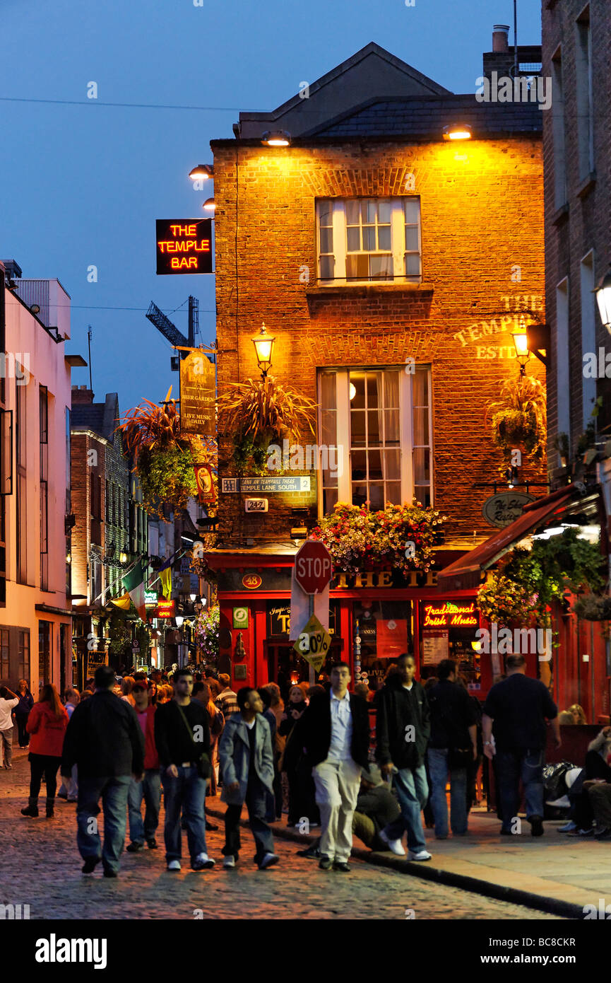 General street view di Temple Bar area della vita notturna di Dublino Repubblica di Irlanda Foto Stock