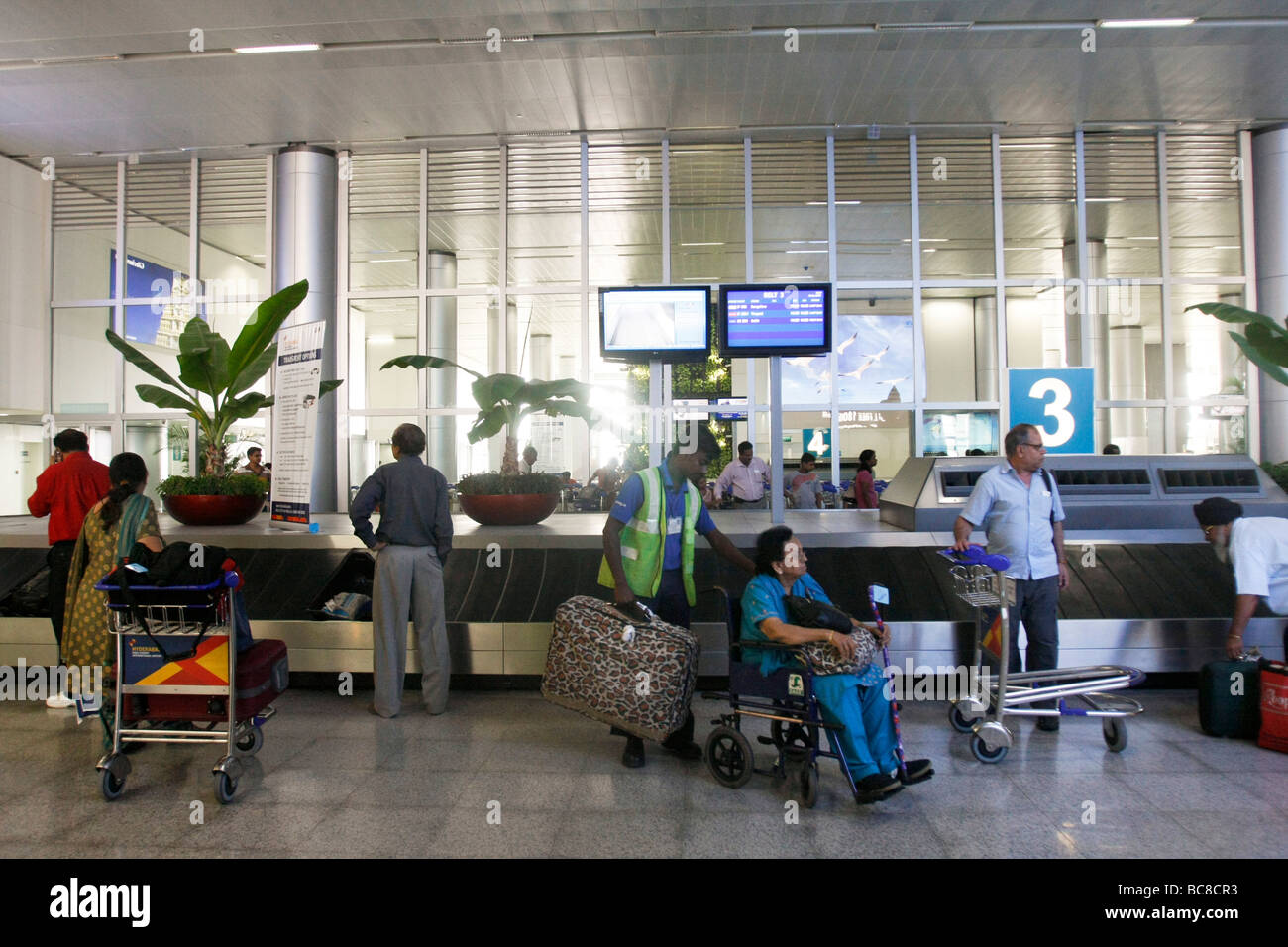 Aria passeggeri attendere per i loro bagagli nel terminal di arrivo all aeroporto internazionale Rajiv Gandhi a Hyderabad in India Foto Stock