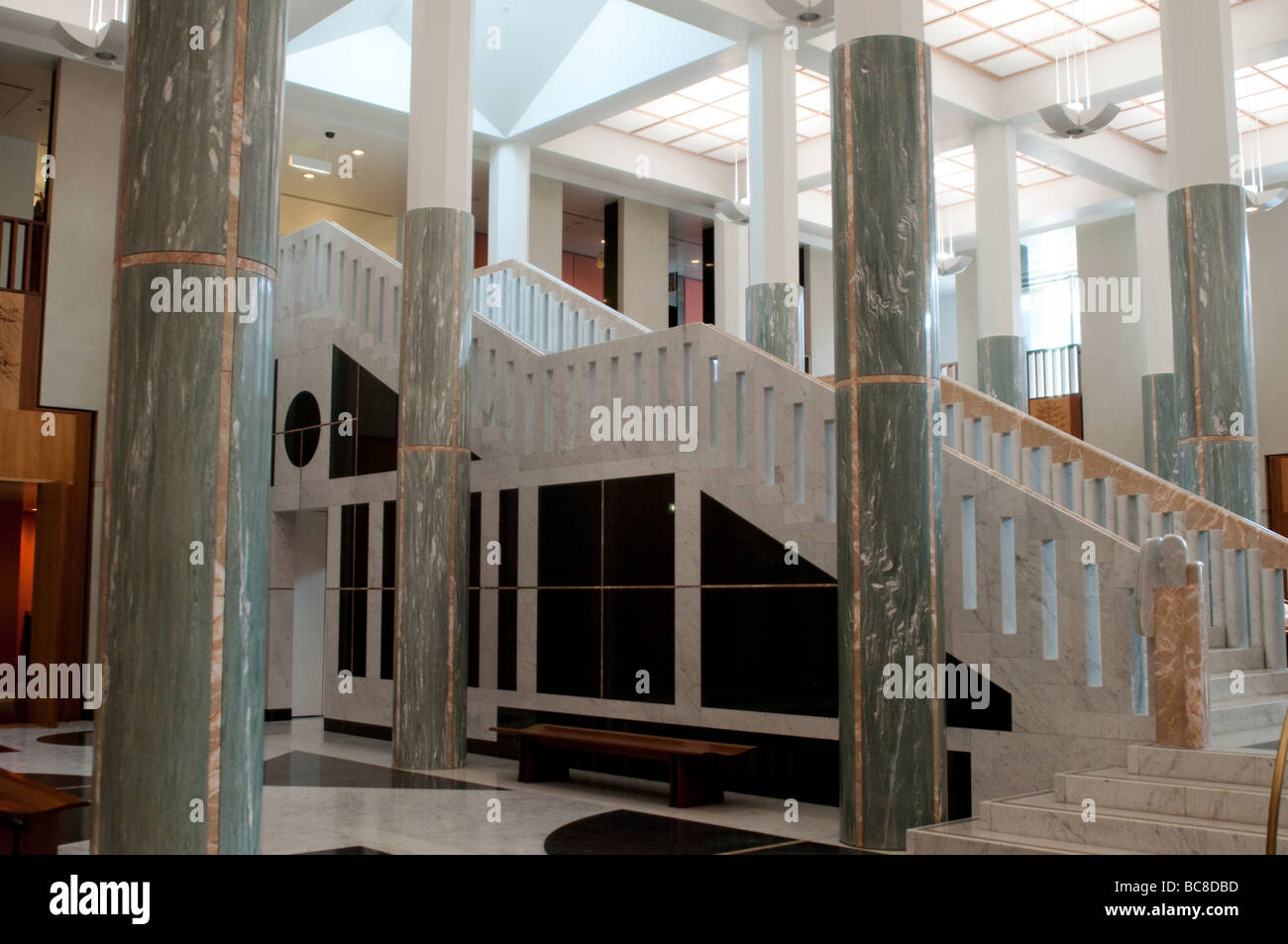 Nuova Casa del Parlamento, un foyer con colonne in marmo che rappresenta la foresta di eucalipti, Canberra, ACT, Australia Foto Stock
