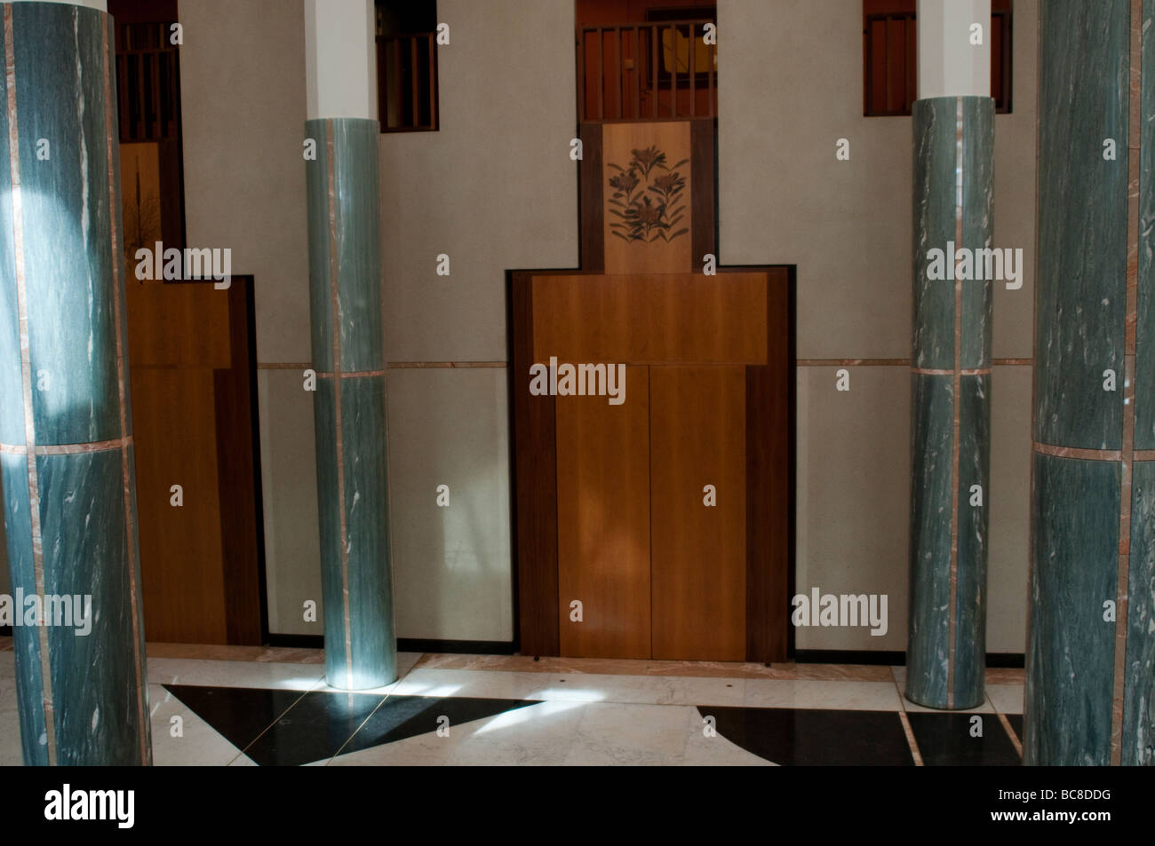 Nuova Casa del Parlamento, un foyer con colonne in marmo che rappresenta la foresta di eucalipti e intarsio, Canberra, Australia Foto Stock