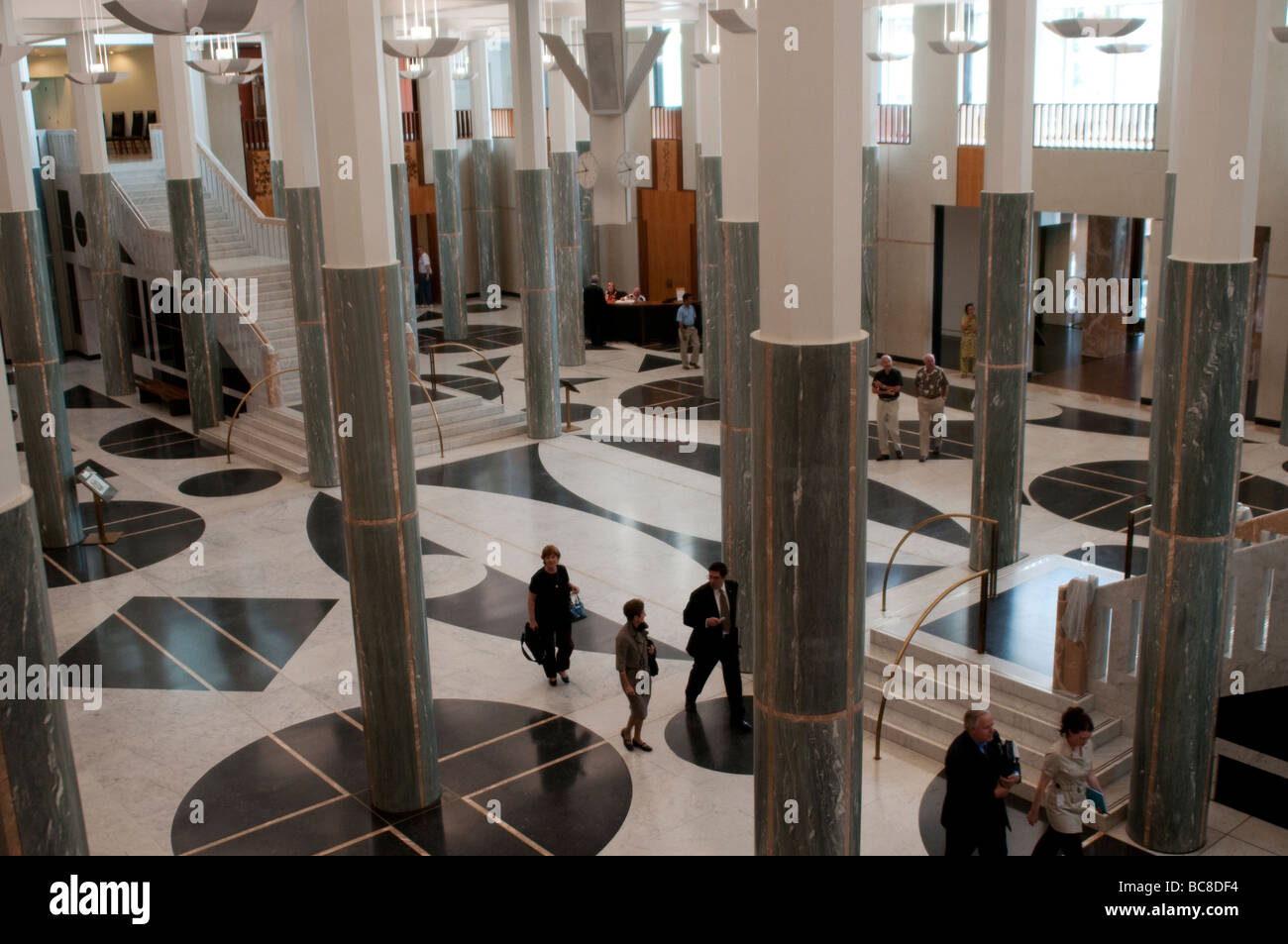 Nuova Casa del Parlamento, un foyer con colonne in marmo che rappresenta la foresta di eucalipti, Canberra, ACT, Australia Foto Stock