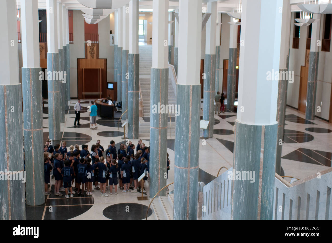 Nuova Casa del Parlamento, un foyer con colonne in marmo che rappresenta la foresta di eucalipti, Canberra, ACT, Australia Foto Stock