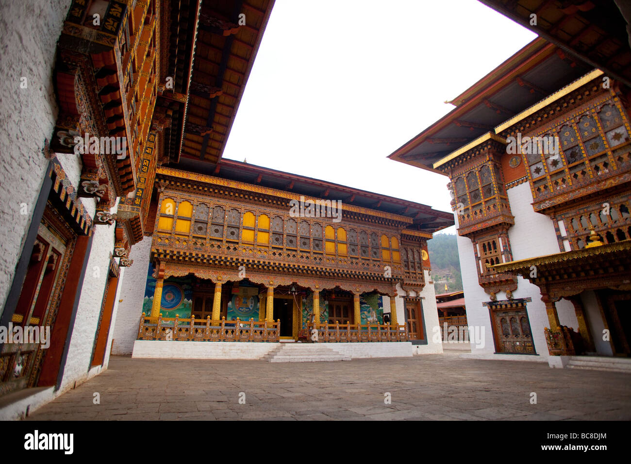 Interno decorato cortile e dettagli architettonici di Punakha Dzong monastero .91643 Orizzontale Bhutan-Punakha Foto Stock