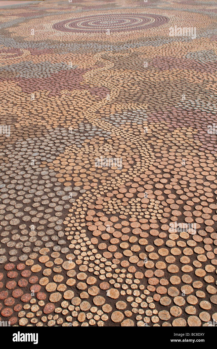 Mosaico del artista aborigeno Michael Nelson Tjakamarra fuori l'ingresso del nuovo Parlamento, Canberra, ACT, Australia Foto Stock