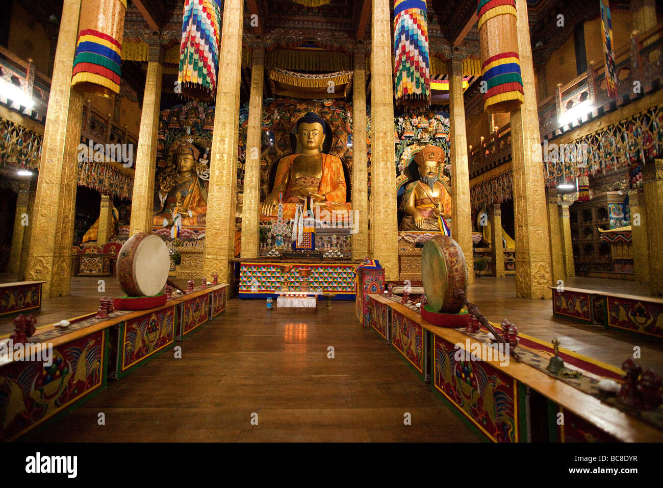 Interno del Punakha Dzong monastero . Golden enormi statue di Buddha nel tempio.91649 Orizzontale Bhutan-Punakha Foto Stock