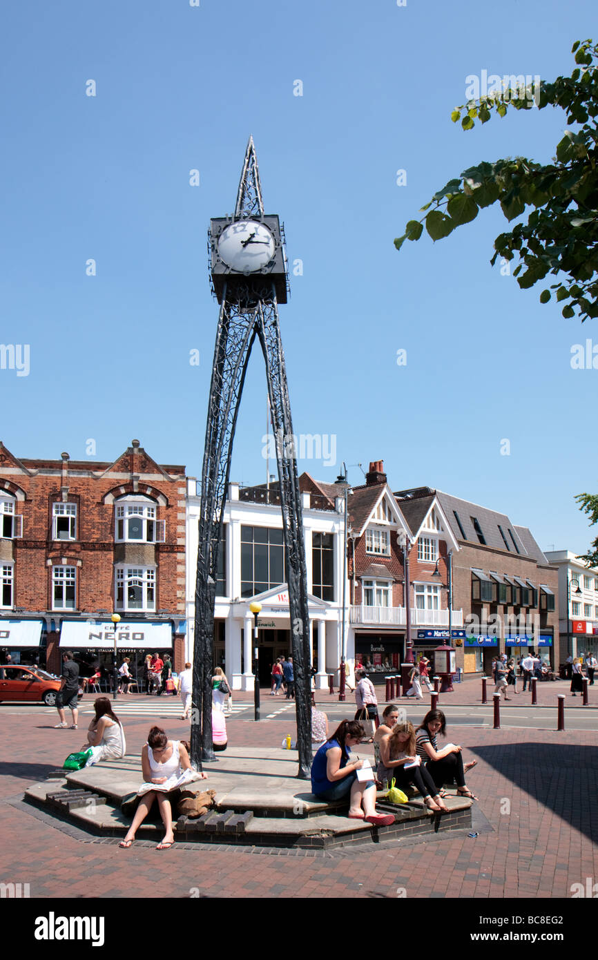Vista della modernistica orologio millenium a Royal Tunbridge Wells shopping centre Foto Stock