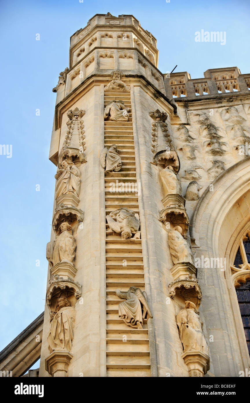 Sculture in pietra su Abbazia di Bath raffiguranti angeli salendo una scala a cielo SOMERSET REGNO UNITO Foto Stock