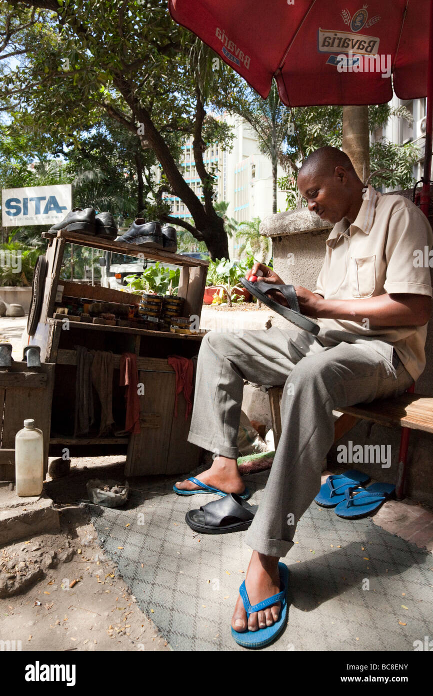 Lustrascarpe e fornitore per la riparazione. Dar es Salaam Tanzania Foto Stock