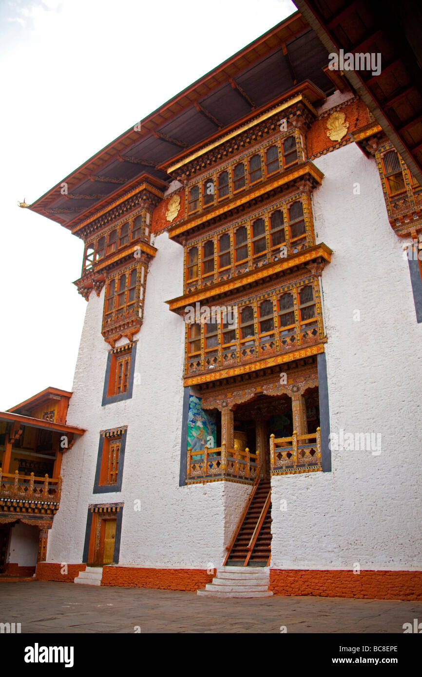Cortile interno con balconi e dettagli architettonici di Punakha Dzong monastero .Verticale 91634 Bhutan-Punakha Foto Stock