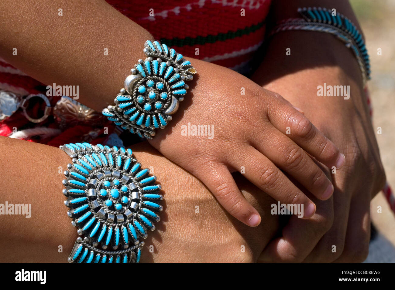 Il turchese bracciali e predisposto indossata da un Indiano Navajo madre e figlia da Arizona USA Foto Stock