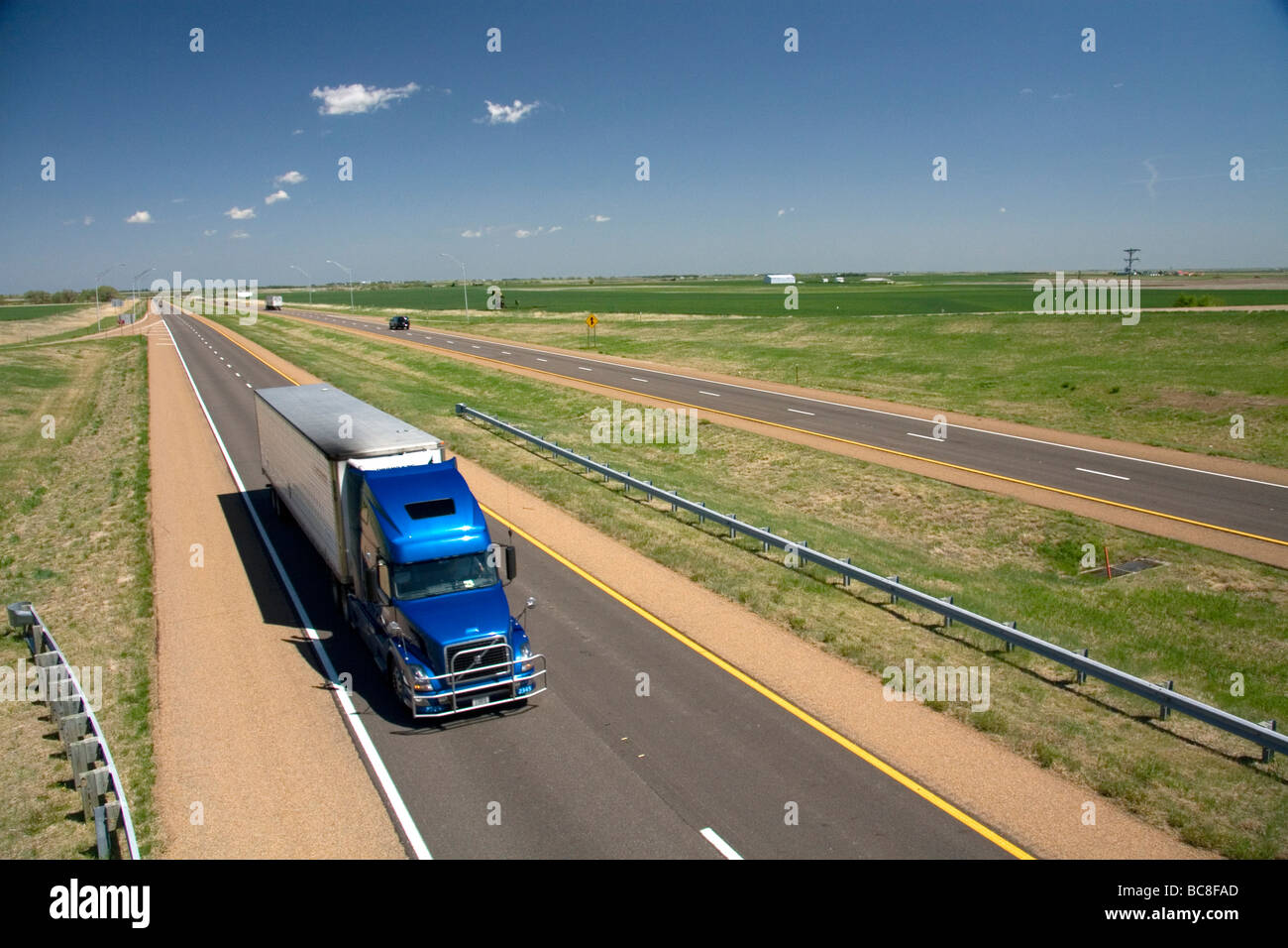 Long Haul carrello viaggia sulla Interstate 70 nella contea di Russell Kansas USA Foto Stock