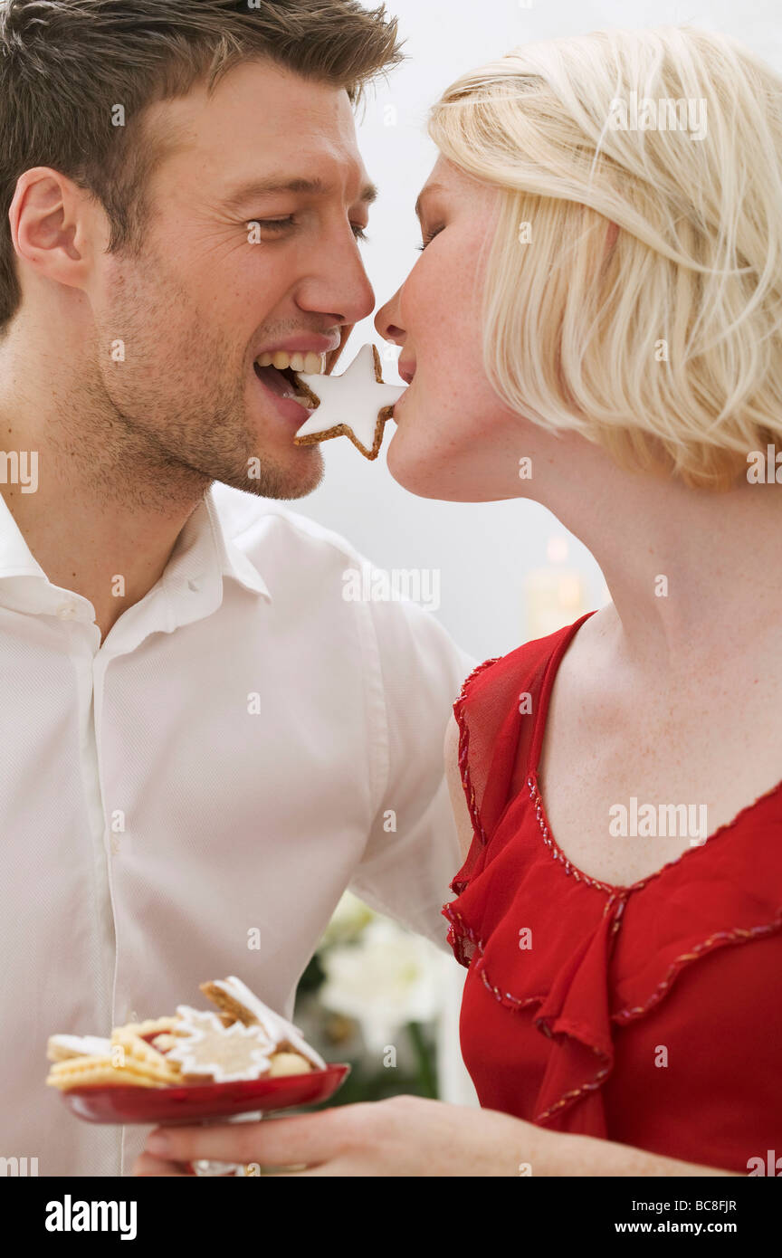 Paio di mangiare la stessa cannella star - Foto Stock