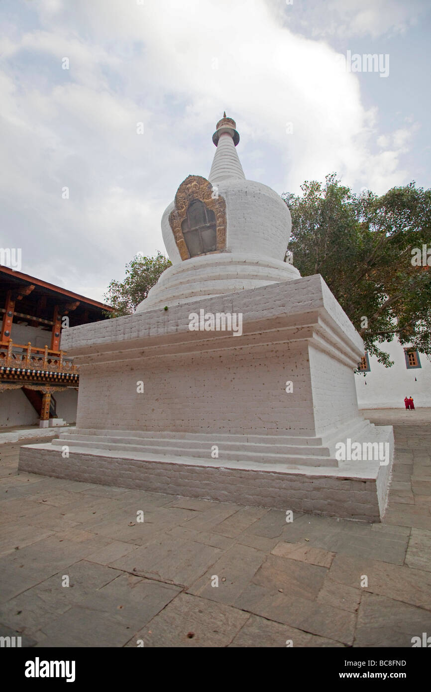 Dipinto di bianco pietra monumento Buddista Punakha, 91654 Verticale Bhutan-Punakha Foto Stock