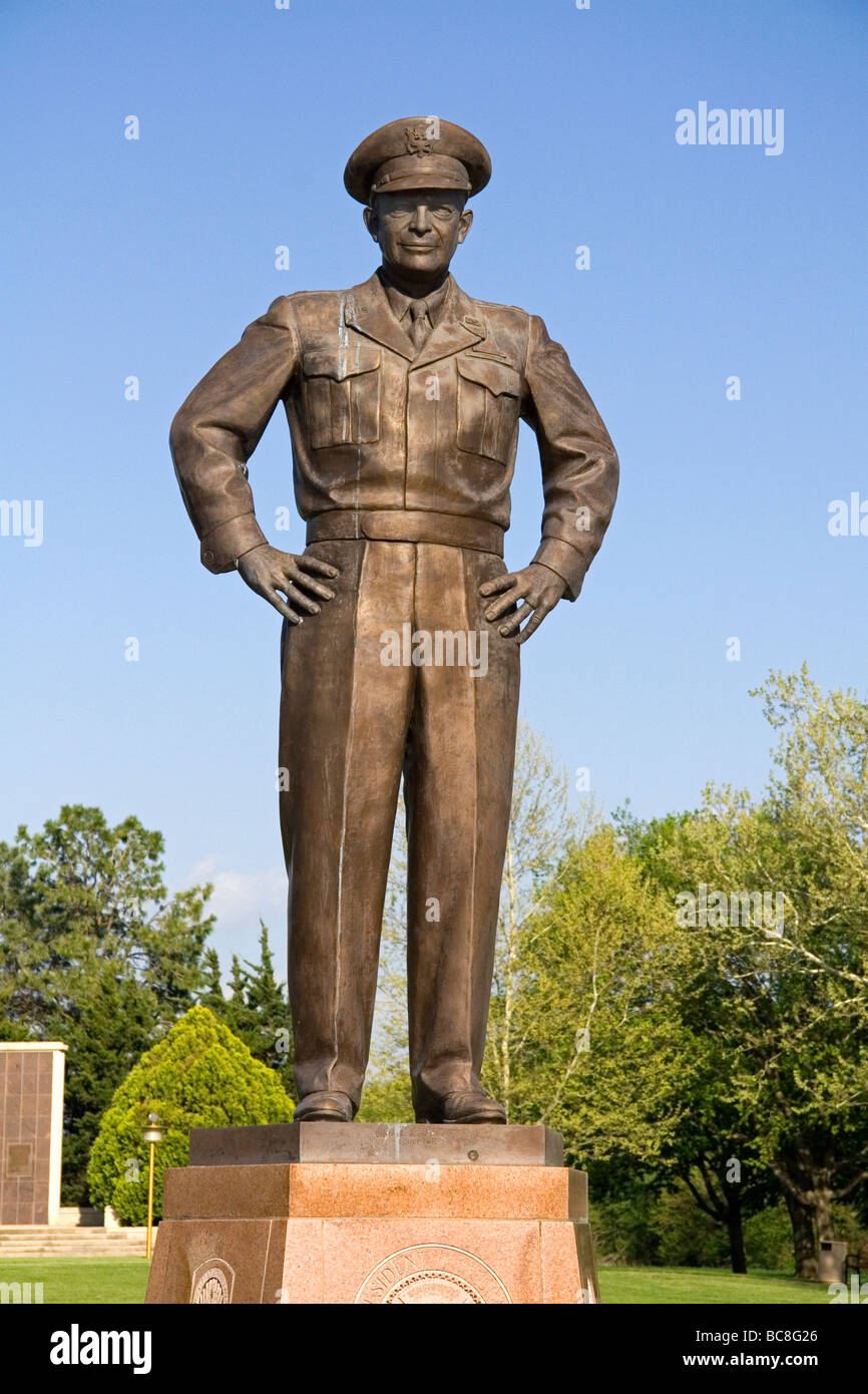 Statua di bronzo di Dwight Eisenhower D situato a Eisenhower Presidential Center in Abilene Kansas USA Foto Stock