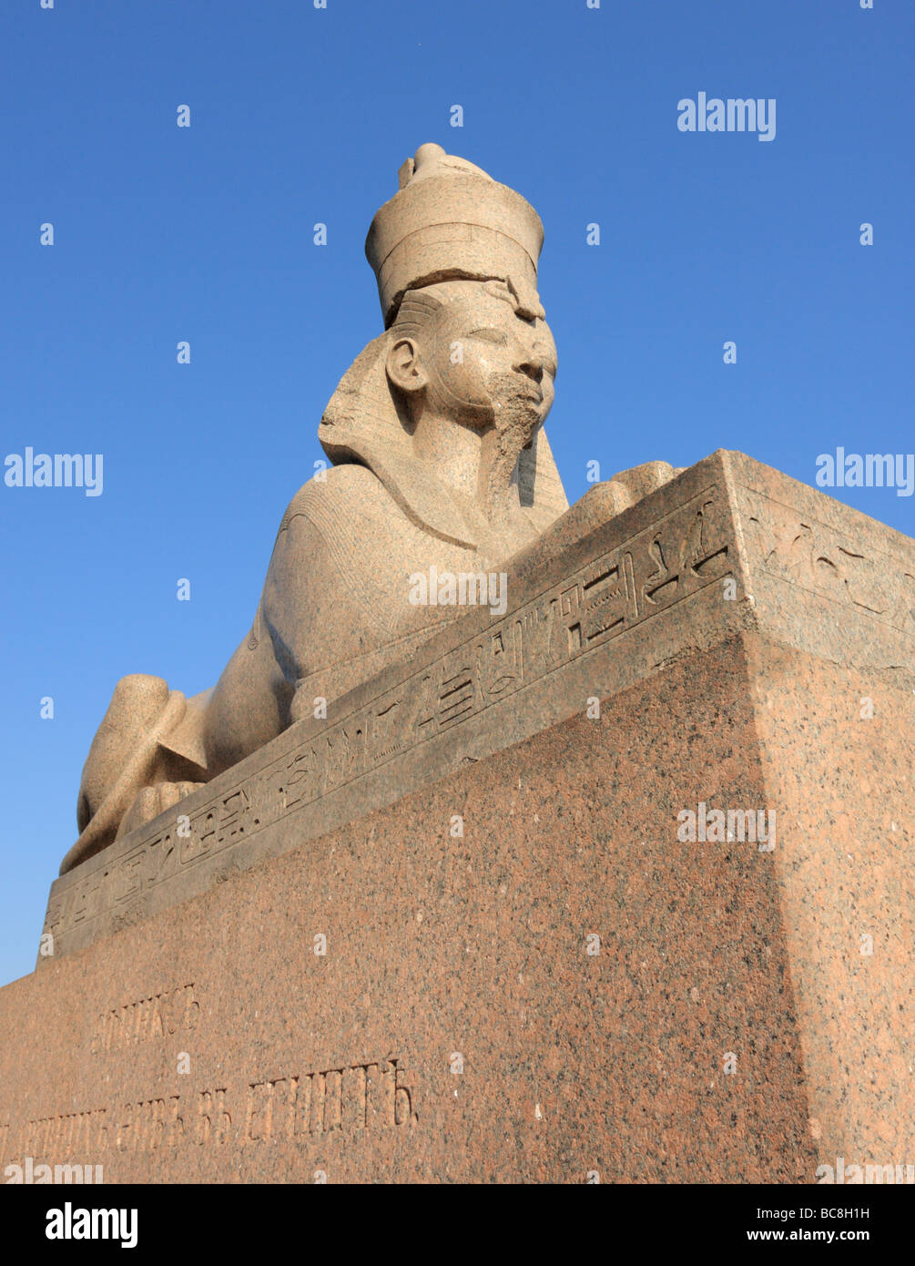 Sphynx vicino a tenente Schmidt bridge, fiume Neva, San Pietroburgo, Russia Foto Stock