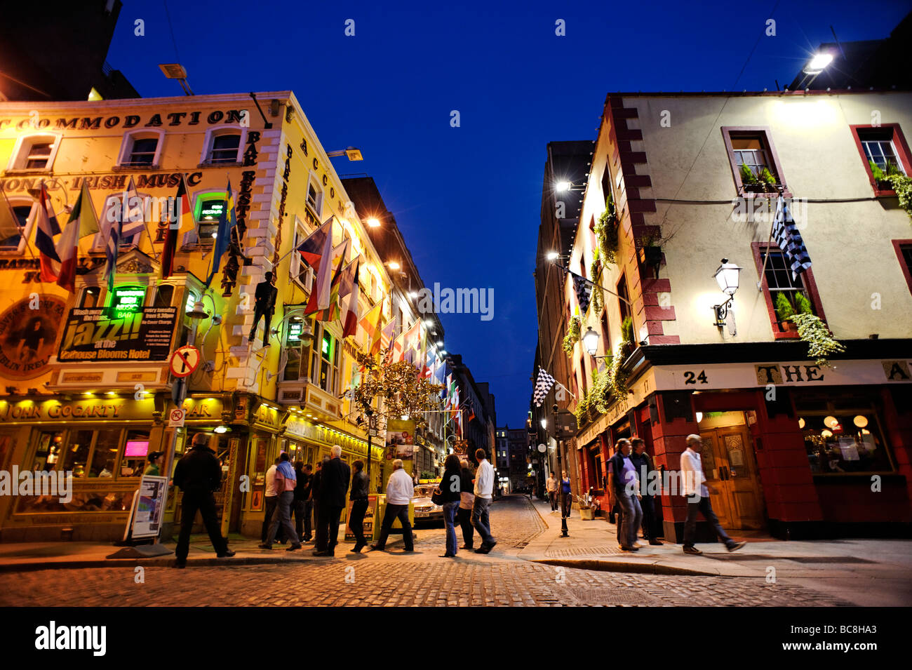 Fila di pub lungo la trafficata Temple Bar area della vita notturna di Dublino Repubblica di Irlanda Foto Stock